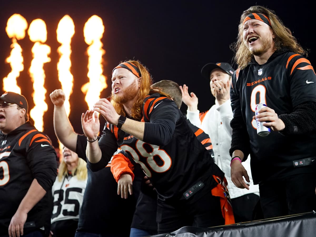 Bengals' Tee Higgins asks for signed Elly De La Cruz jersey