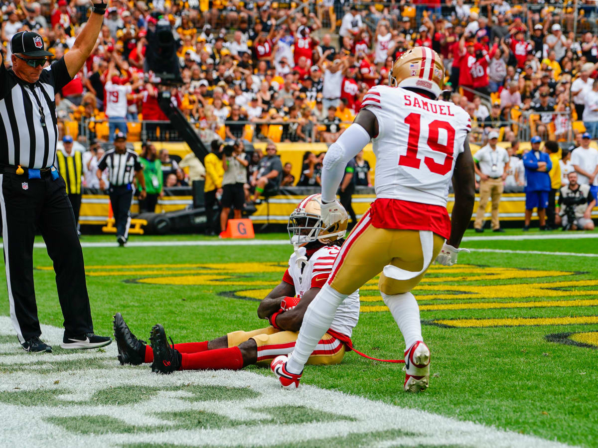 Wide receiver Jerry Rice of the San Francisco 49ers catches a pass