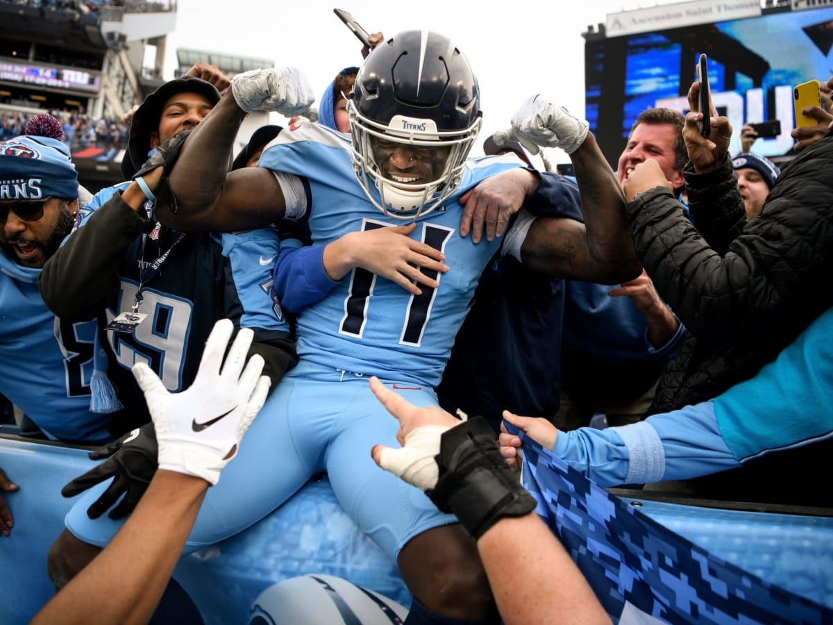 Tennessee Titans wide receiver A.J. Brown (11) warms up befopre