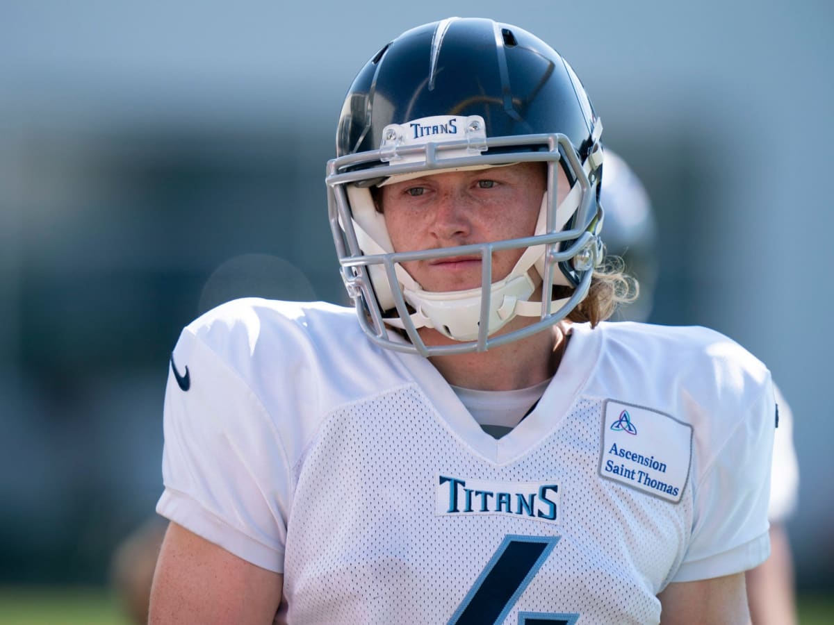 October 30, 2022: Tennessee Titans punter Ryan Stonehouse (4) punts during  a game between the Tennes