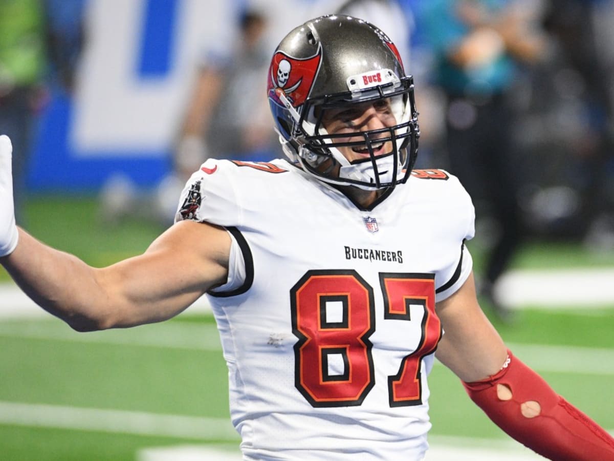 Bucs' Rob Gronkowski retires, leaves door open for NFL return 