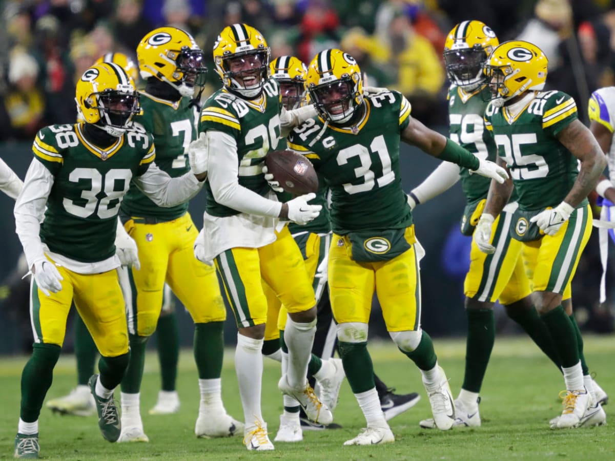 Green Bay Packers defeat Los Angeles Rams to remain in NFL play