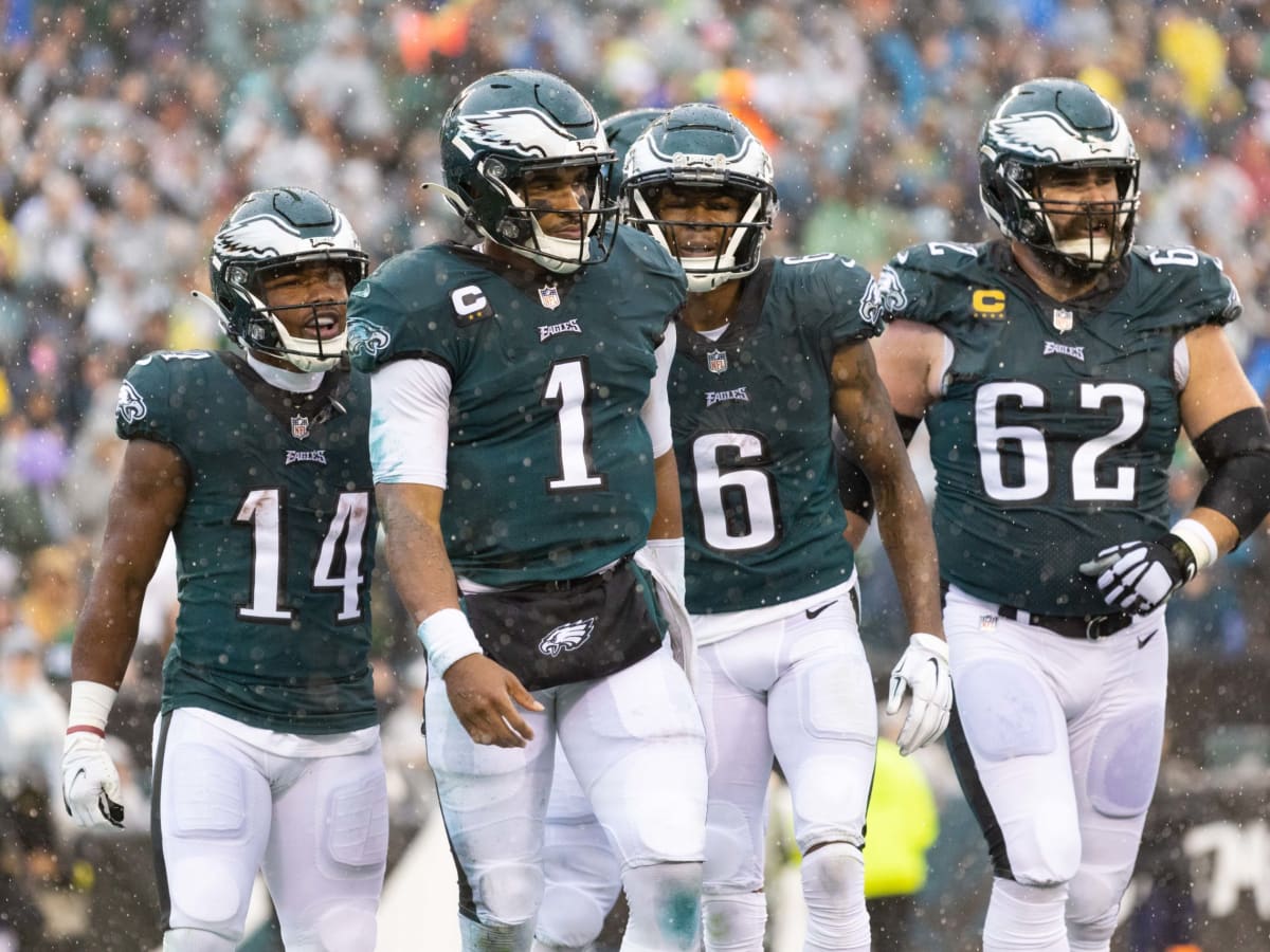 Eagles defense still makes key plays in sea of offense