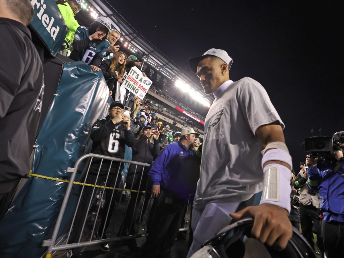 The Eagles have landed! Super Bowl champions greeted by overjoyed fans as  they touch down in Philadelphia – New York Daily News