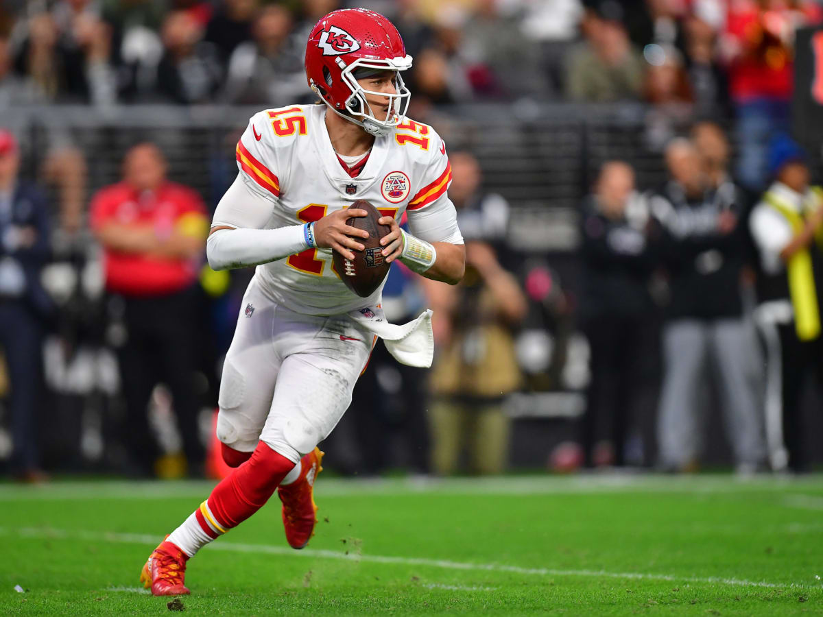 Chiefs' spinning huddle sets up trick play vs. Raiders