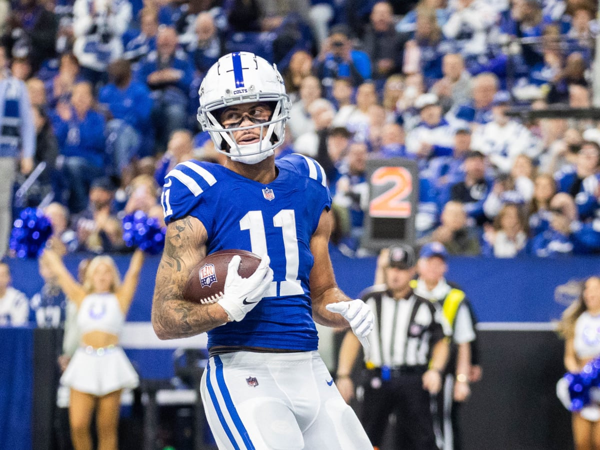 INDIANAPOLIS, IN - OCTOBER 30: Indianapolis Colts quarterback Sam Ehlinger  (4) warms up prior to an NFL game between the Washington Commanders and the  Indianapolis Colts on October 30, 2022 at Lucas