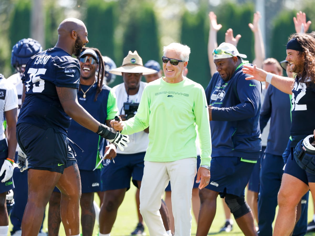 Pete Carroll plays QB at Seahawks' practice, gets hilarious reactions from  Snoop Dogg, Will Ferrell and others