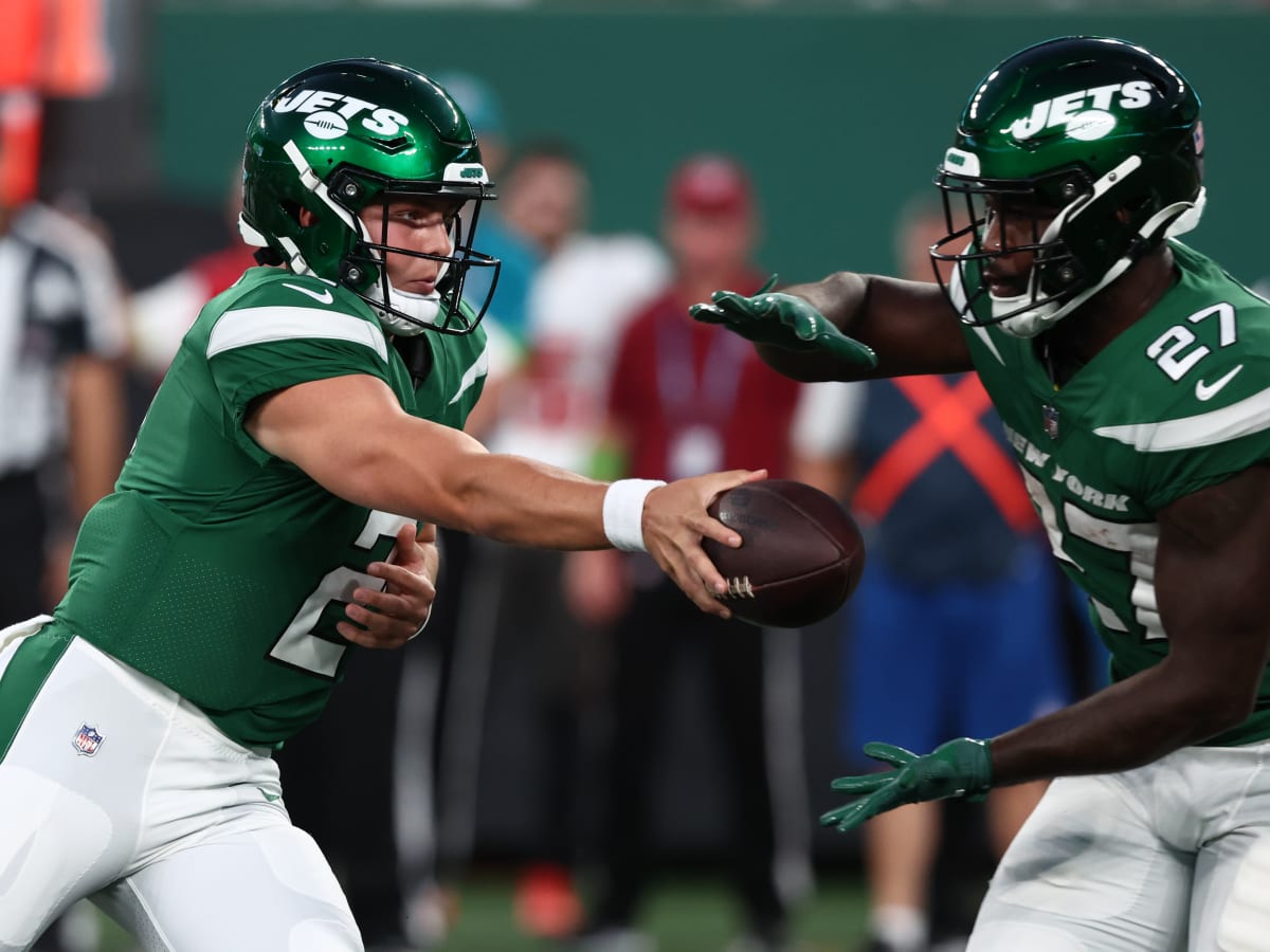 The New York Jets prepare line up on the line of scrimmage against