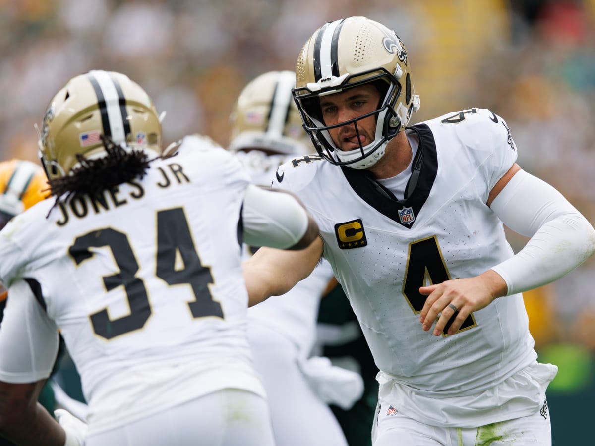 Saints' Derek Carr getting evaluated for shoulder injury after