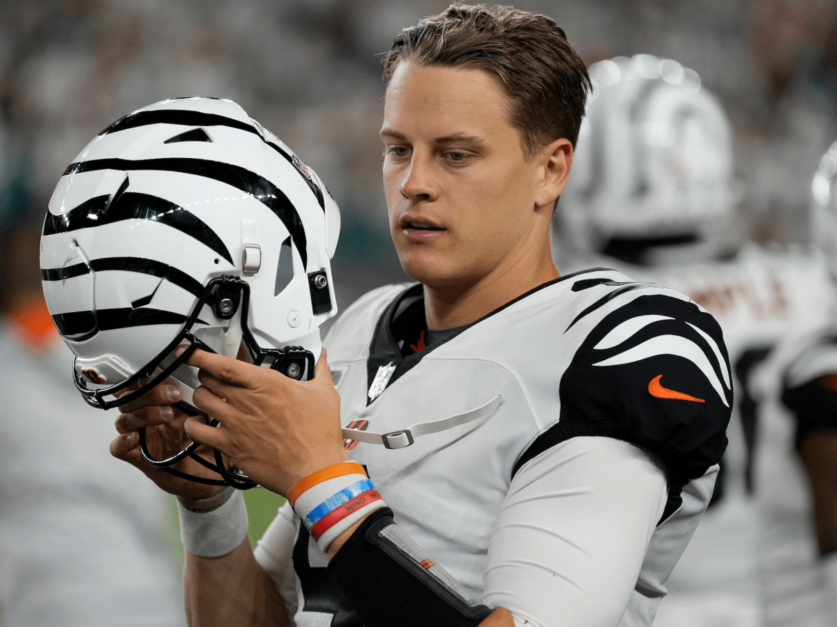 Cincinnati Bengals quarterback Joe Burrow (9) reacts during an NFL football  game against the Kansas City Chiefs, Sunday, Dec. 4, 2022, in Cincinnati.  (AP Photo/Emilee Chinn Stock Photo - Alamy