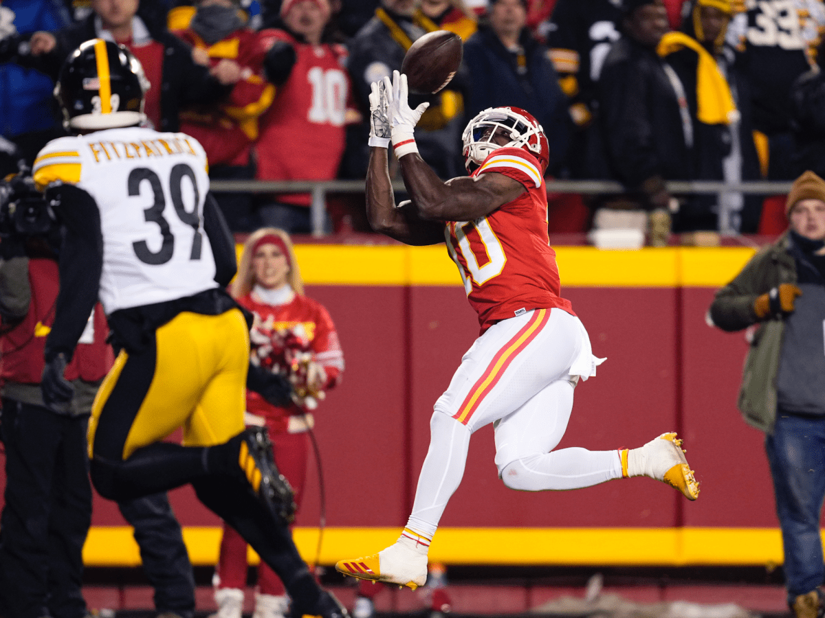 Watch: Patrick Mahomes saves Tyreek Hill from committing penalty