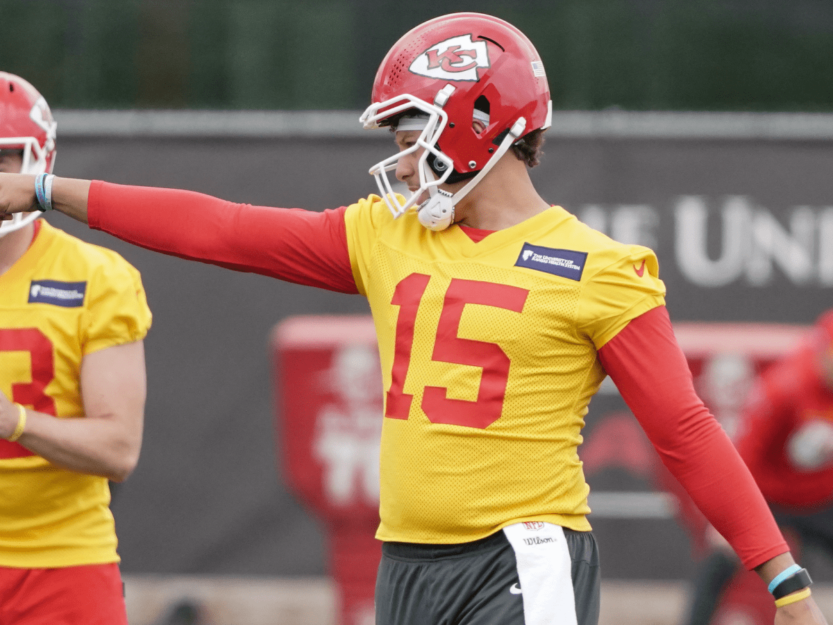 Chiefs' Patrick Mahomes breaks Dan Marino's NFL record with TD