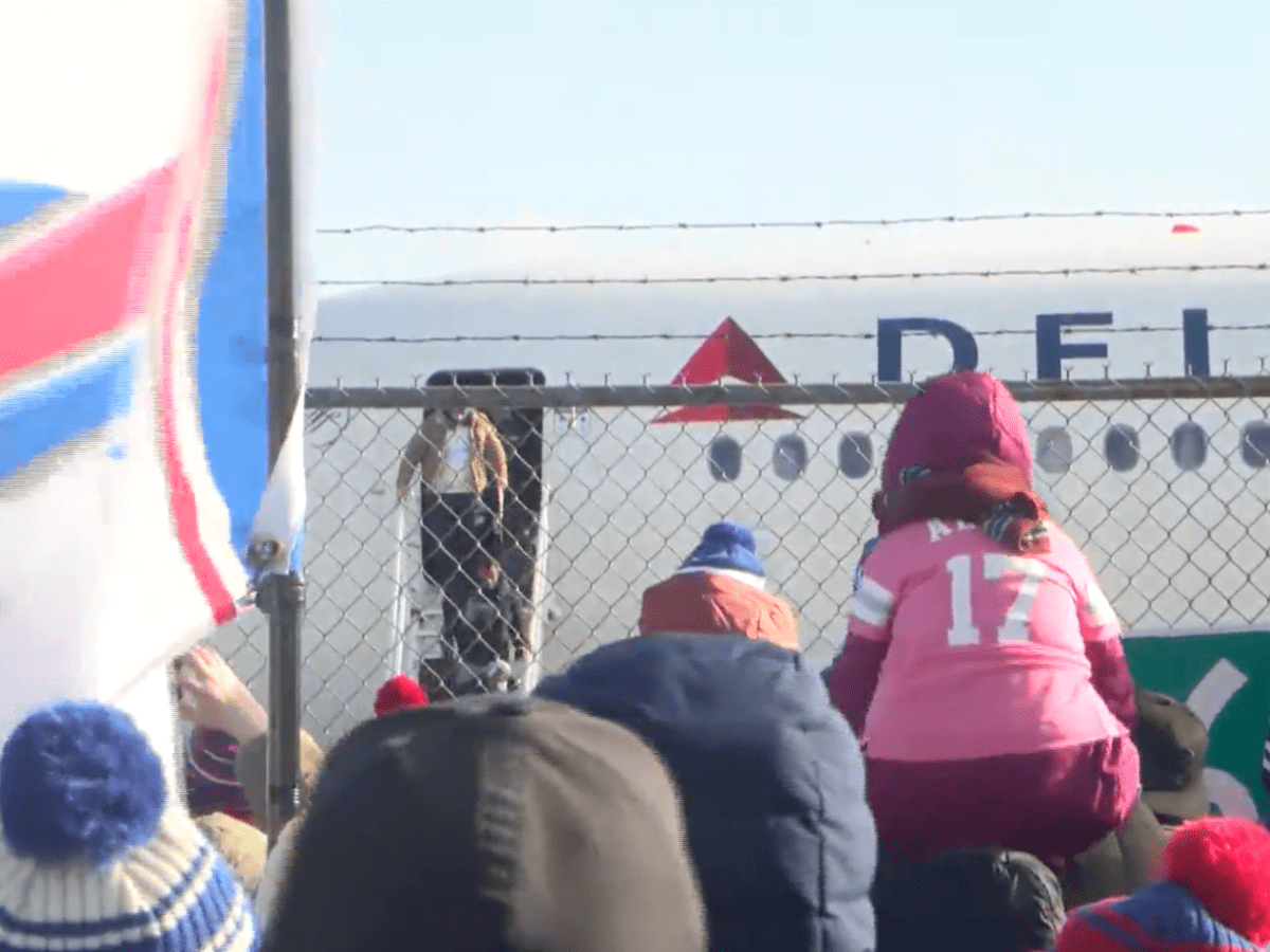 Bills Mafia' shows support at airport after loss to Chiefs