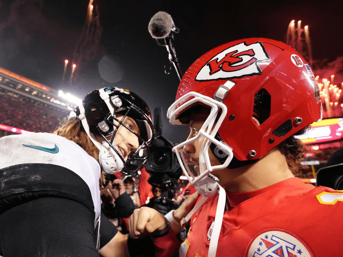 Patrick Mahomes leaves Chiefs-Jaguars playoff game after injuring