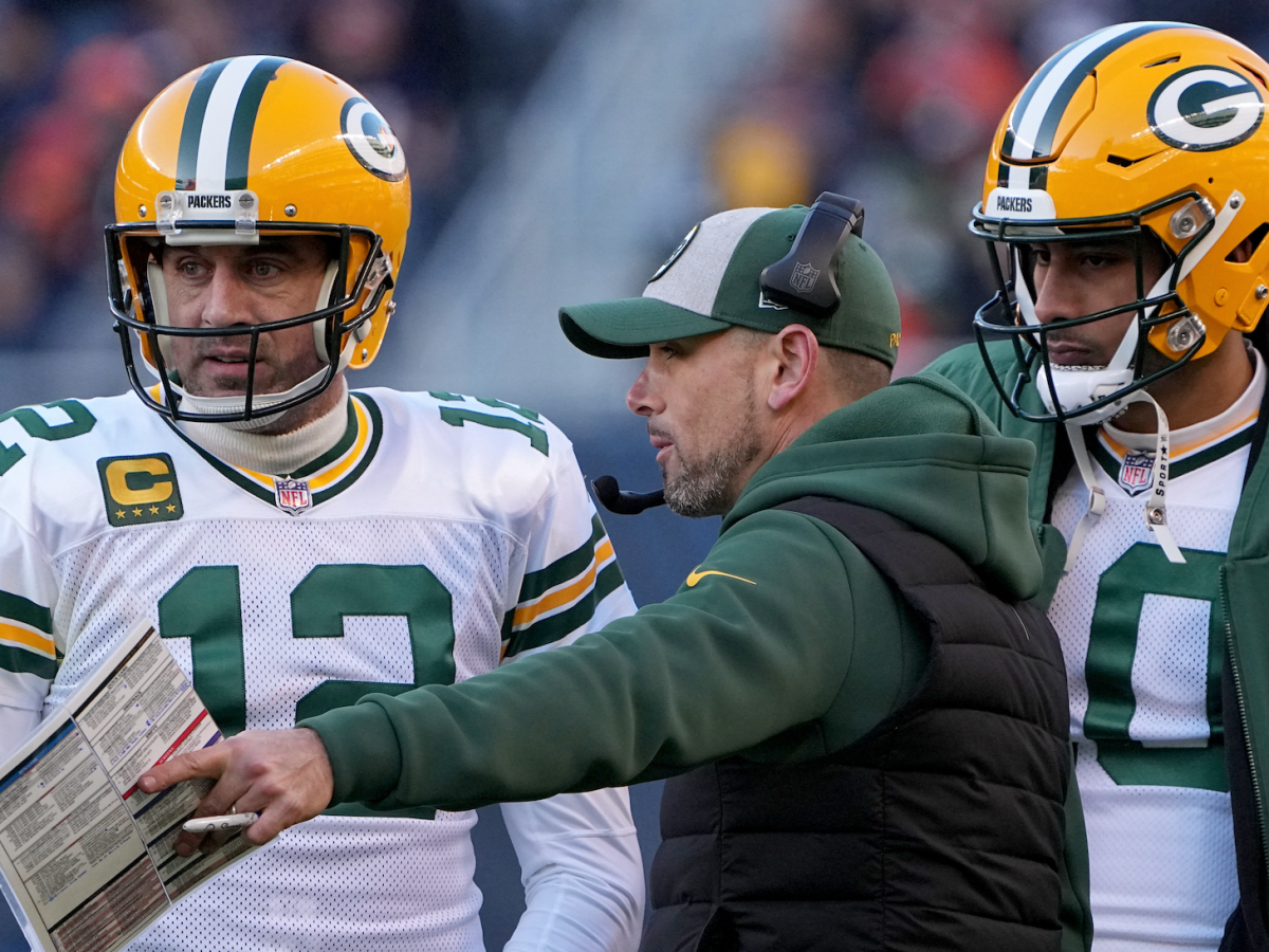 Aaron Rodgers fends off other fanbases, mulling retirement - WTMJ