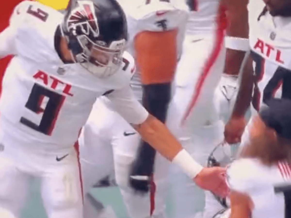 Mack Hollins' fiery interaction with Desmond Ridder on Falcons