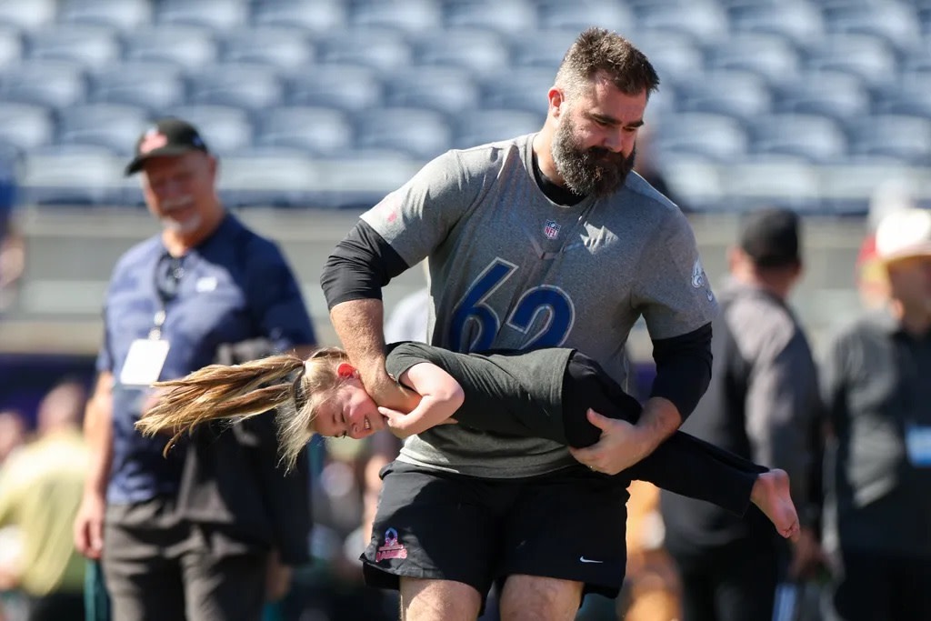 Jason Kelce shows off 'ultimate girl dad' skills at Pro Bowl - A to Z Sports