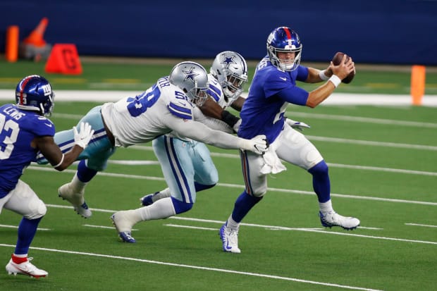 Dallas Cowboys defensive end Ron'Dell Carter, right, sacks Arizona