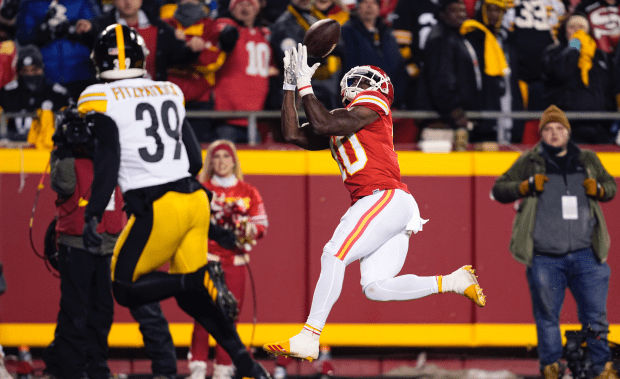 Watch: Patrick Mahomes saves Tyreek Hill from committing penalty after  touchdown - A to Z Sports