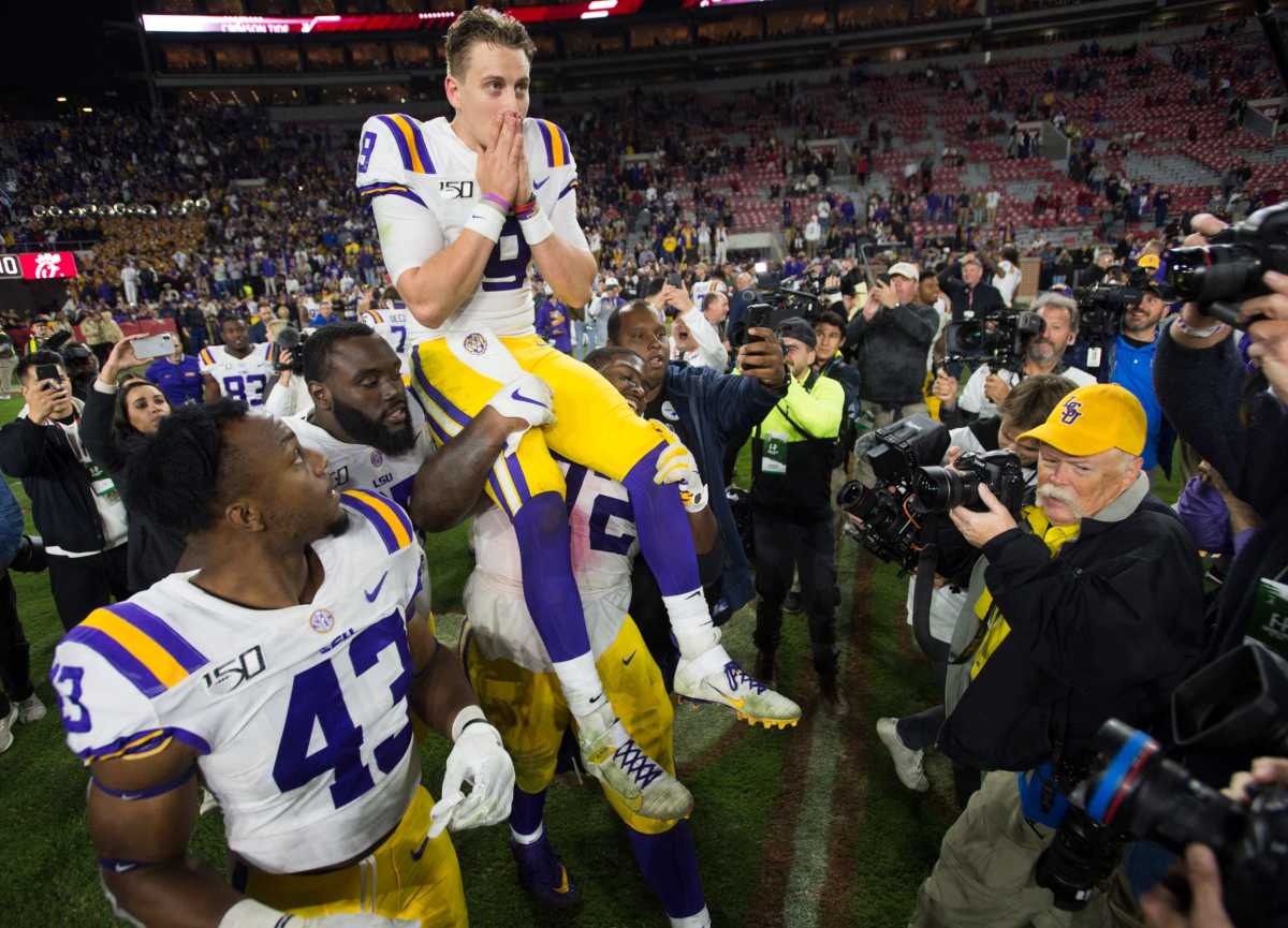 Joe Burrow, Bengals Teammate Tyler Shelvin Recreate Iconic LSU Photo