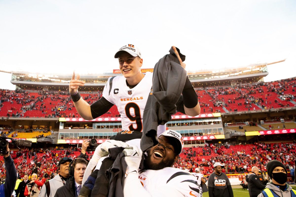 Joe Burrow, Bengals Teammate Tyler Shelvin Recreate Iconic LSU Photo