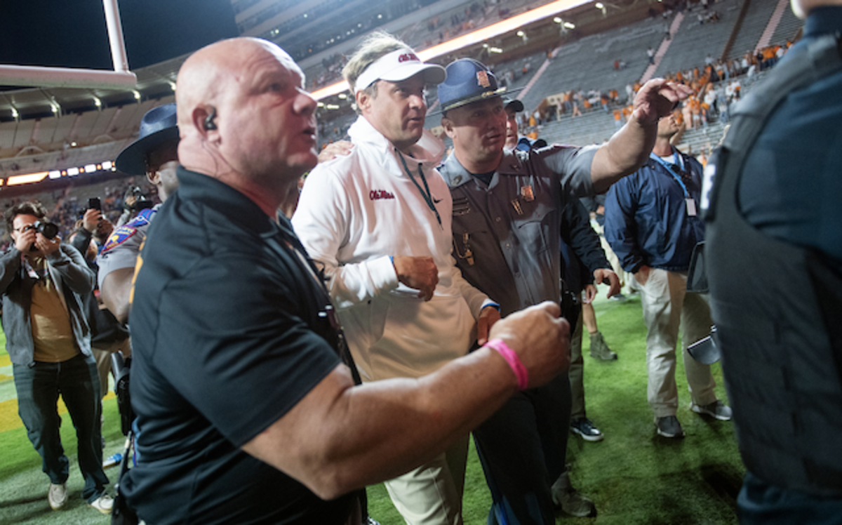 Lane Kiffin responds to Tennessee Vols fans pelting field with trash