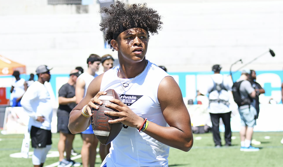 The Tennessee Vols are pursuing the No. 1 QB in the 2024 recruiting class