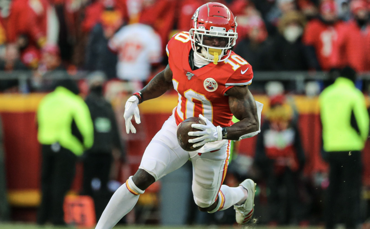 Kansas City Chiefs trade elite receiver Tyreek Hill to Miami