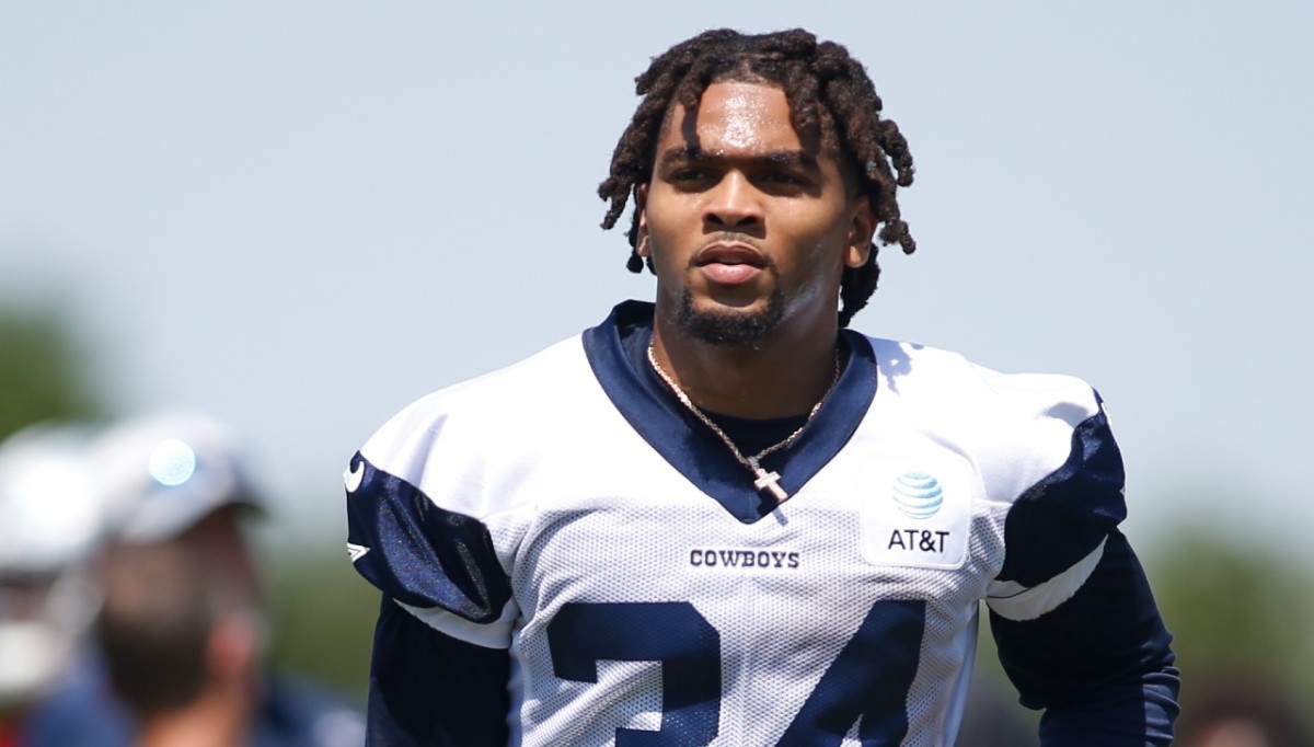 Dallas Cowboys running back Malik Davis (34) jogs to the next