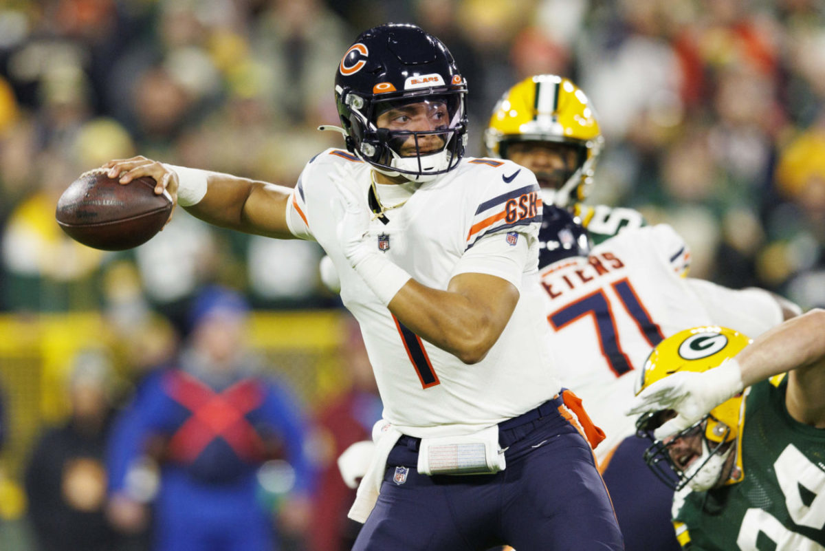 Chicago Bears QB Justin Fields begins big season with lackluster  performance in loss to Green Bay