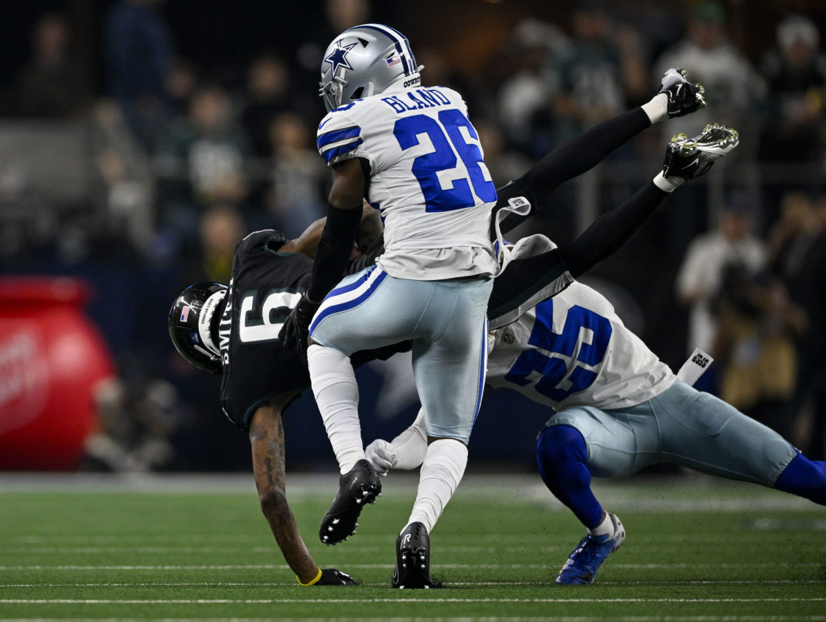 Lions defender gets penalized for tackling Ezekiel Elliott 