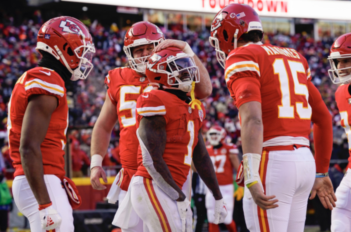 Chiefs hold off Russell Wilson's late surge to pick up 13th win