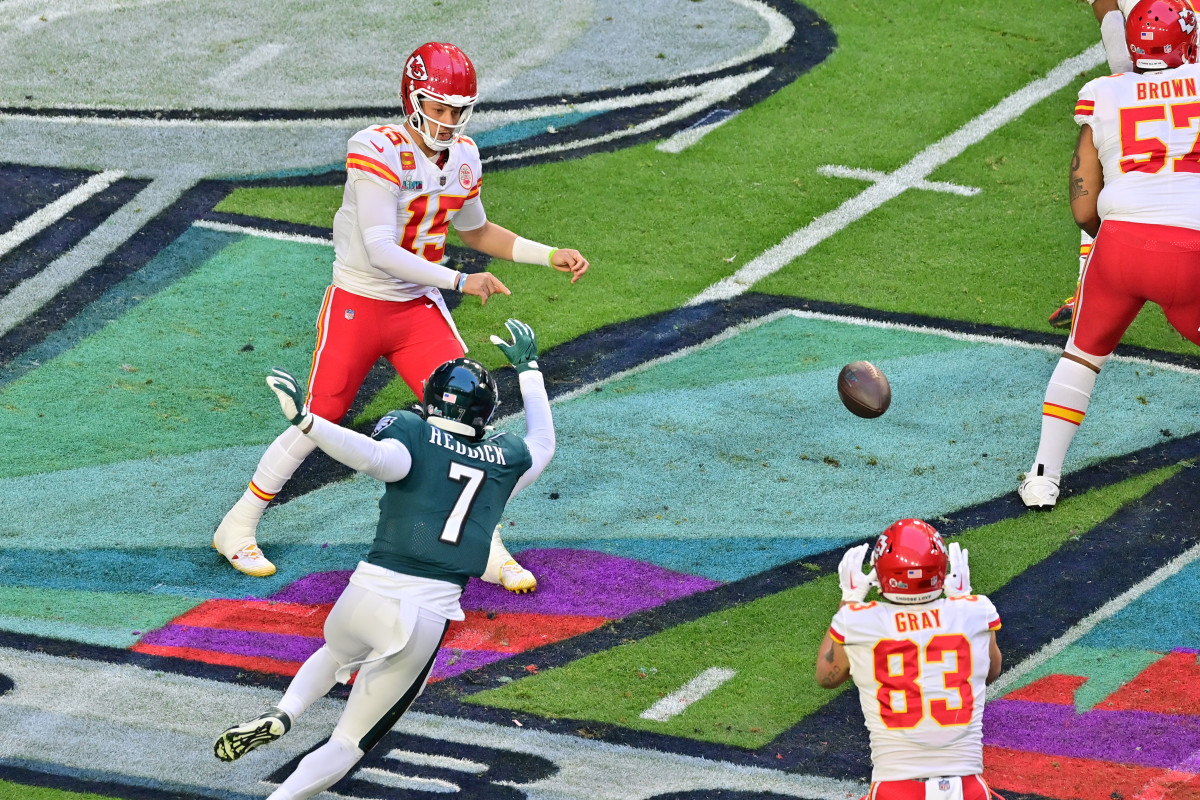 Chiefs Training Camp: Under Travis Kelce's eye, Noah Gray is