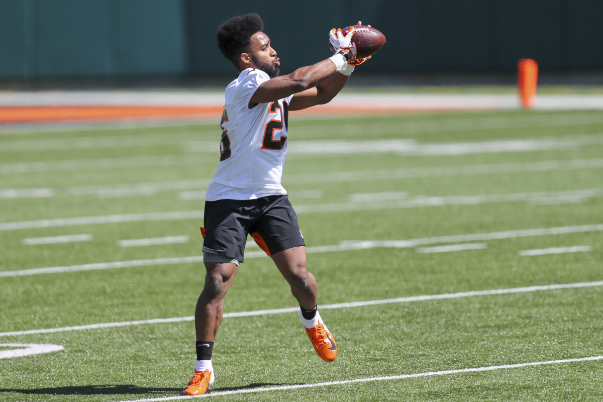 Photo: Bengals Trent Taylor makes the catch under pressure - KYP20221106026  