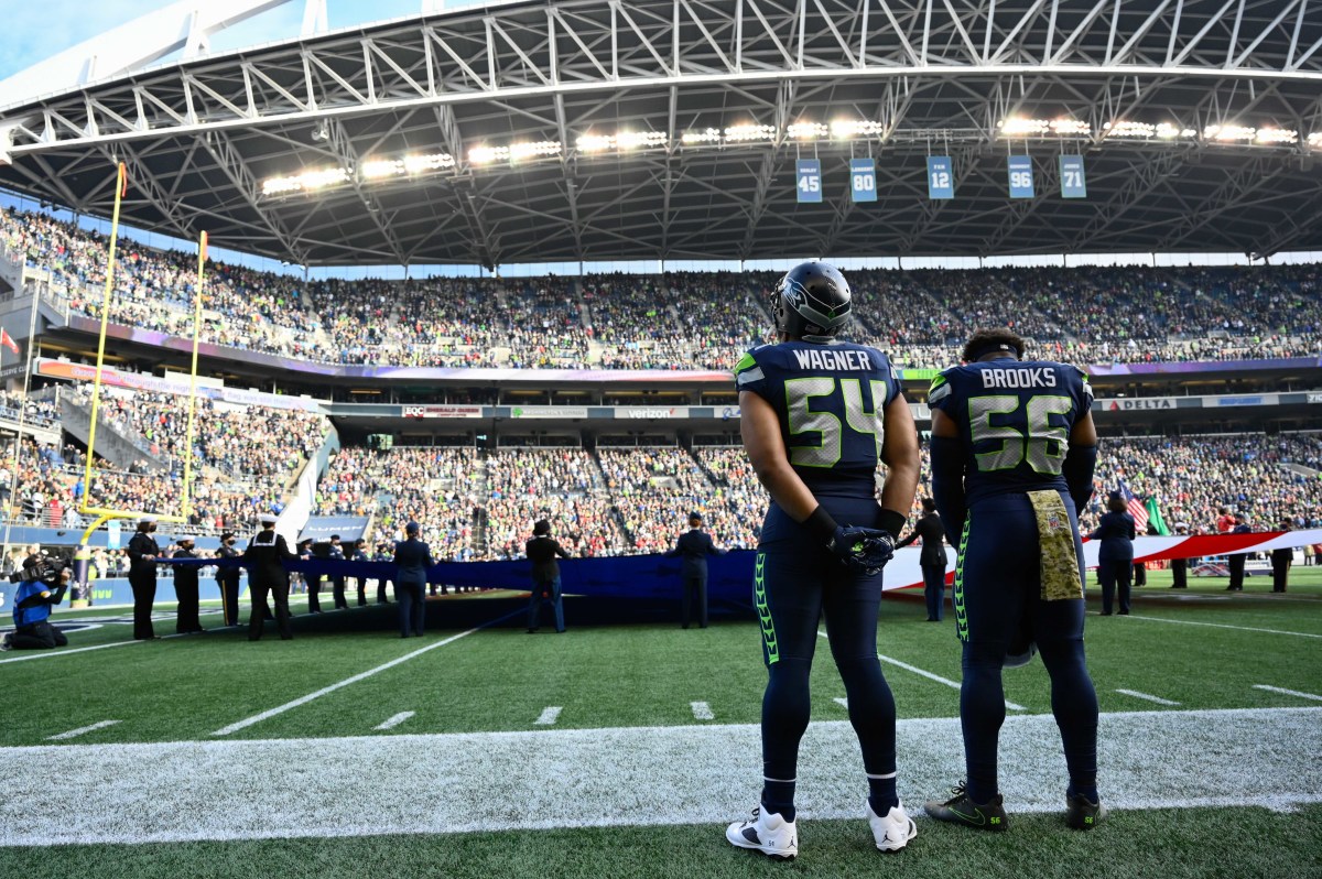 Seahawks players and fans celebrate Bobby Wagner's return