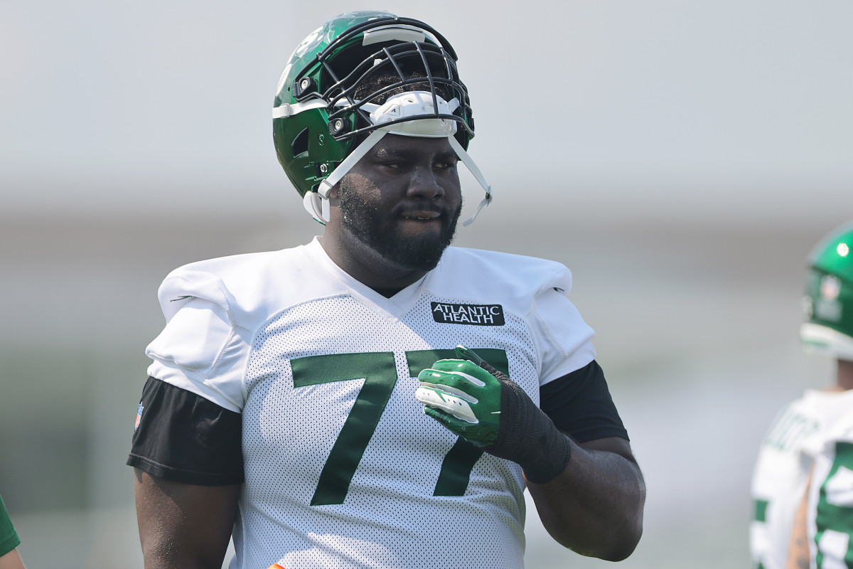 July 29, 2022, Florham Park, New Jersey, USA: New York Jets' guard Laken  Tomlinson (78) and offensive linemen Max Mitchell (61) playfully exchange a  handoff before practice during Jets training camp at