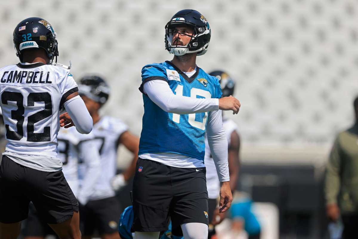 Jacksonville Jaguars kicker Brandon McManus (10) talks with teammates  during an NFL football practice, Tuesday, May 30, 2023, in Jacksonville,  Fla. (AP Photo/John Raoux Stock Photo - Alamy