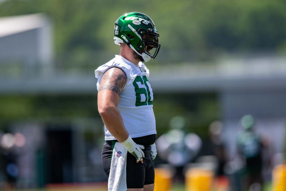 July 29, 2022, Florham Park, New Jersey, USA: New York Jets' guard Laken  Tomlinson (78) and offensive linemen Max Mitchell (61) playfully exchange a  handoff before practice during Jets training camp at