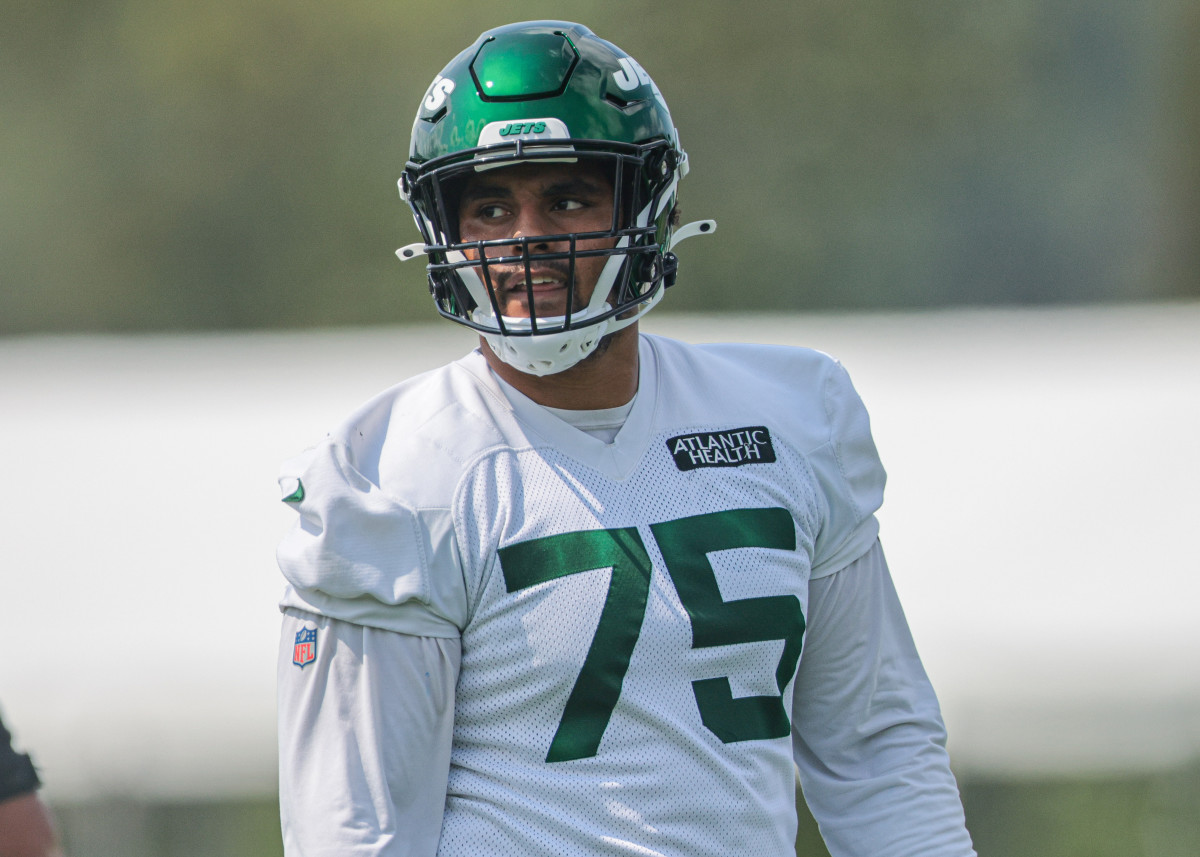 July 29, 2022, Florham Park, New Jersey, USA: New York Jets' guard Laken  Tomlinson (78) and offensive linemen Max Mitchell (61) playfully exchange a  handoff before practice during Jets training camp at