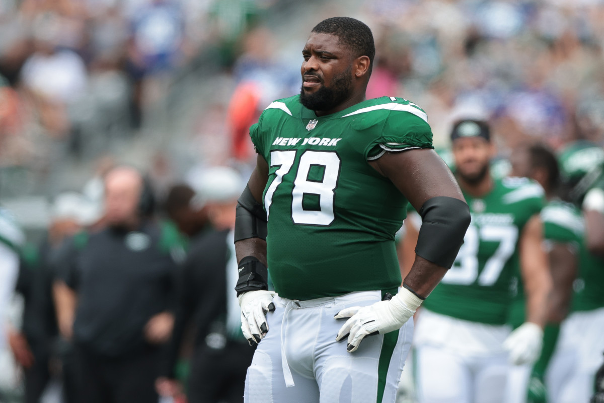 July 29, 2022, Florham Park, New Jersey, USA: New York Jets' guard Laken  Tomlinson (78) and offensive linemen Max Mitchell (61) playfully exchange a  handoff before practice during Jets training camp at