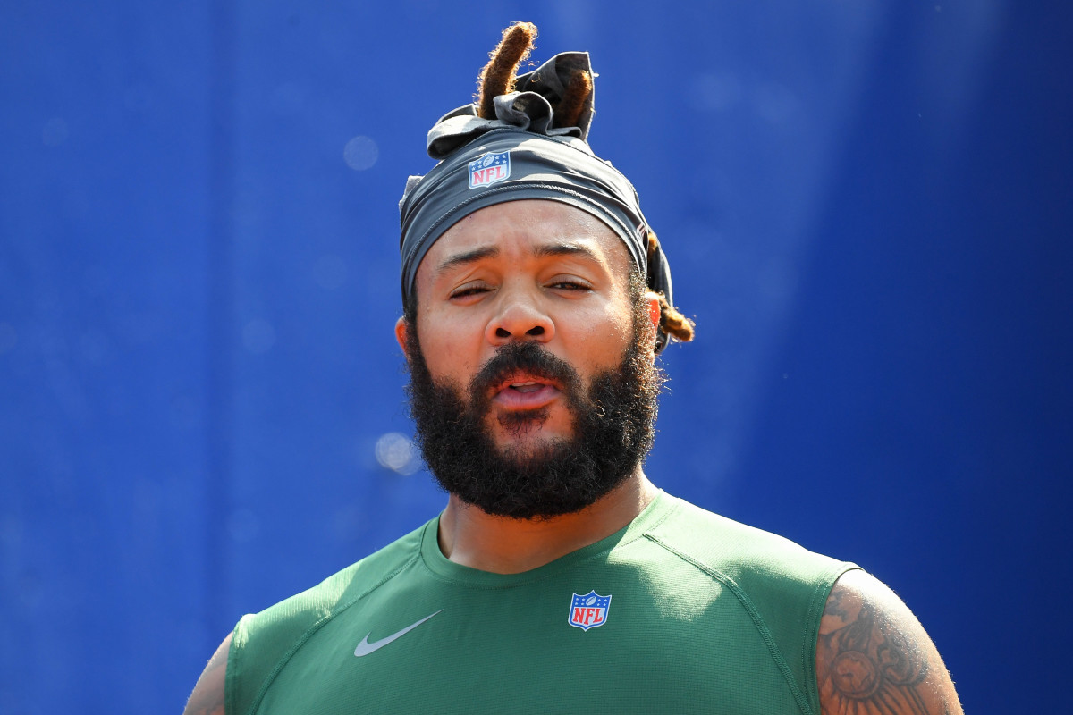 July 29, 2022, Florham Park, New Jersey, USA: New York Jets' guard Laken  Tomlinson (78) and offensive linemen Max Mitchell (61) playfully exchange a  handoff before practice during Jets training camp at