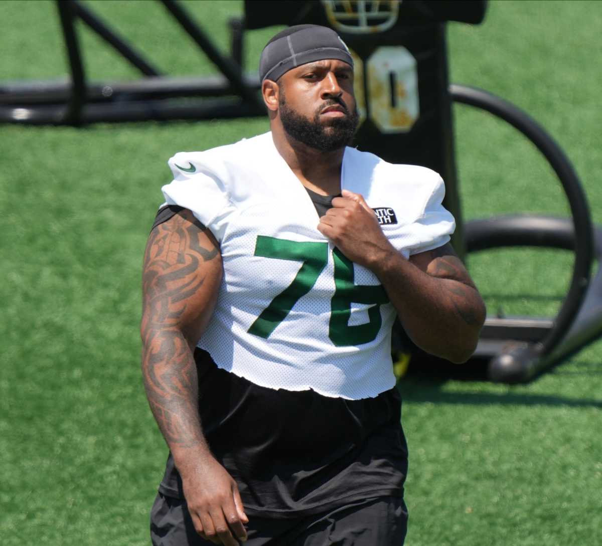 July 29, 2022, Florham Park, New Jersey, USA: New York Jets' guard Laken  Tomlinson (78) and offensive linemen Max Mitchell (61) playfully exchange a  handoff before practice during Jets training camp at