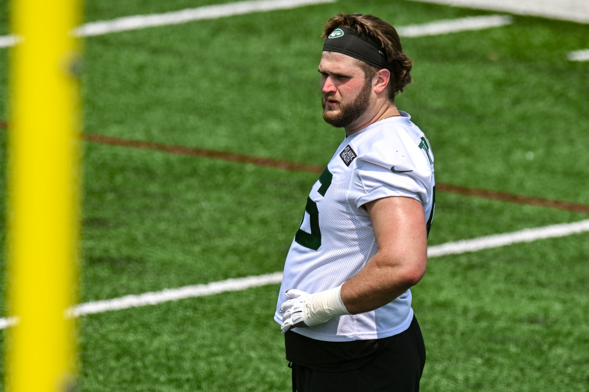 July 29, 2022, Florham Park, New Jersey, USA: New York Jets' guard Laken  Tomlinson (78) and offensive linemen Max Mitchell (61) playfully exchange a  handoff before practice during Jets training camp at