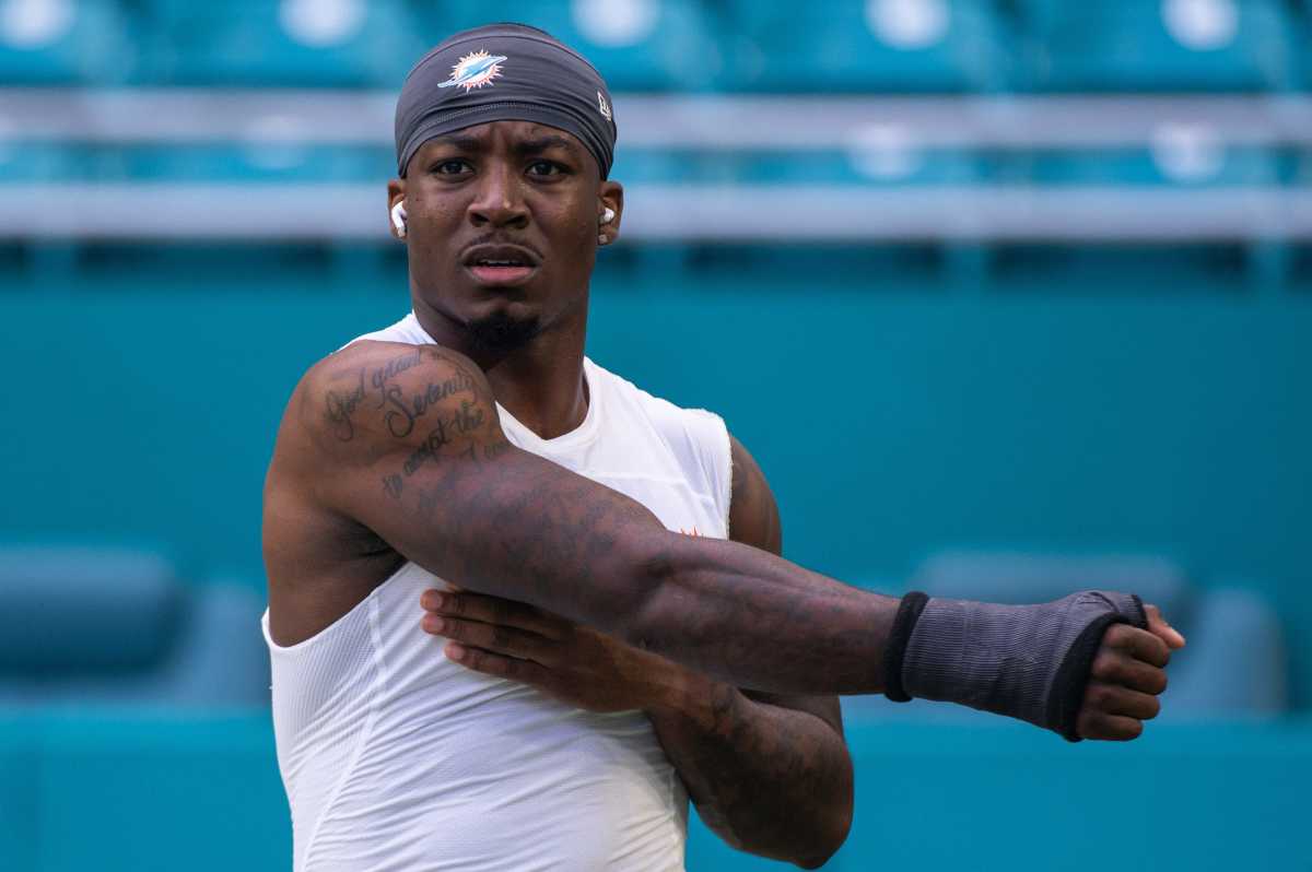 MIAMI GARDENS, FL - NOVEMBER 13: Miami Dolphins cornerback Kader Kohou (28)  defends in the