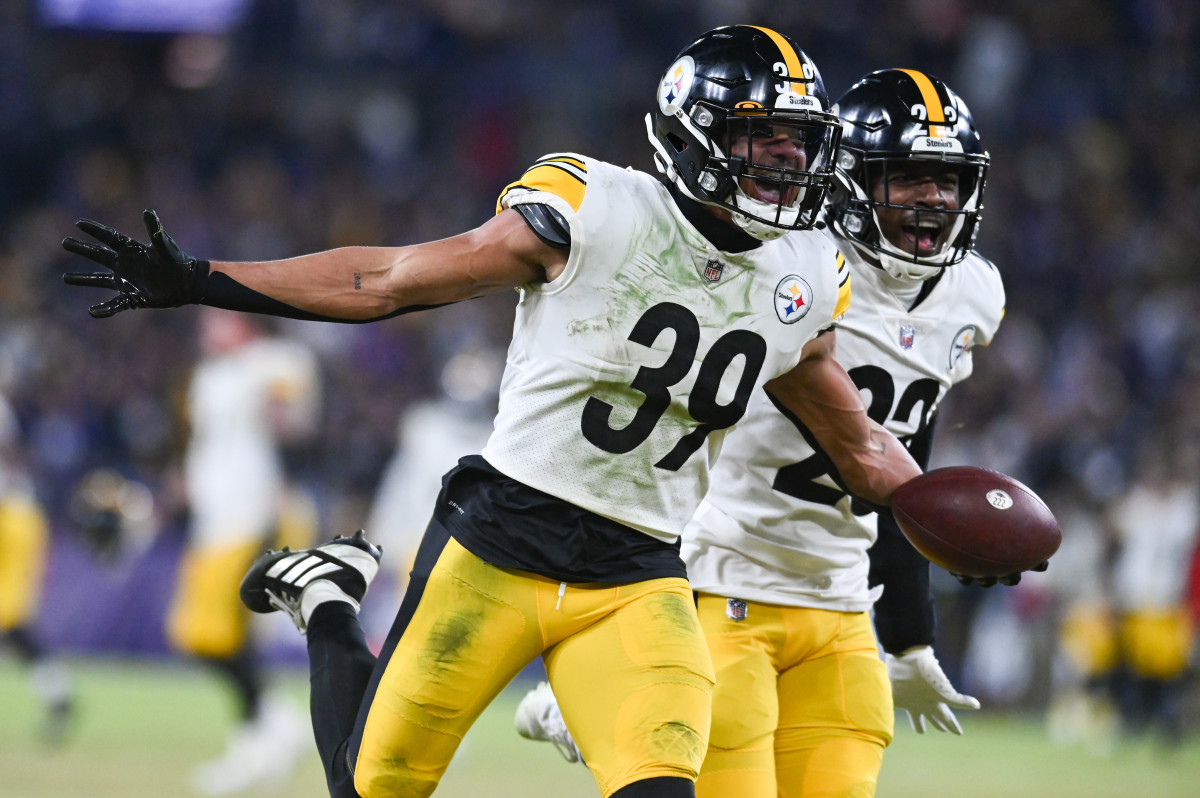 Pittsburgh Steelers fullback Derek Watt (44) communicates to a teammate  during warmups before an NFL football game, Sunday, Oct. 10, 2021 in  Pittsburgh. (AP Photo/Matt Durisko Stock Photo - Alamy