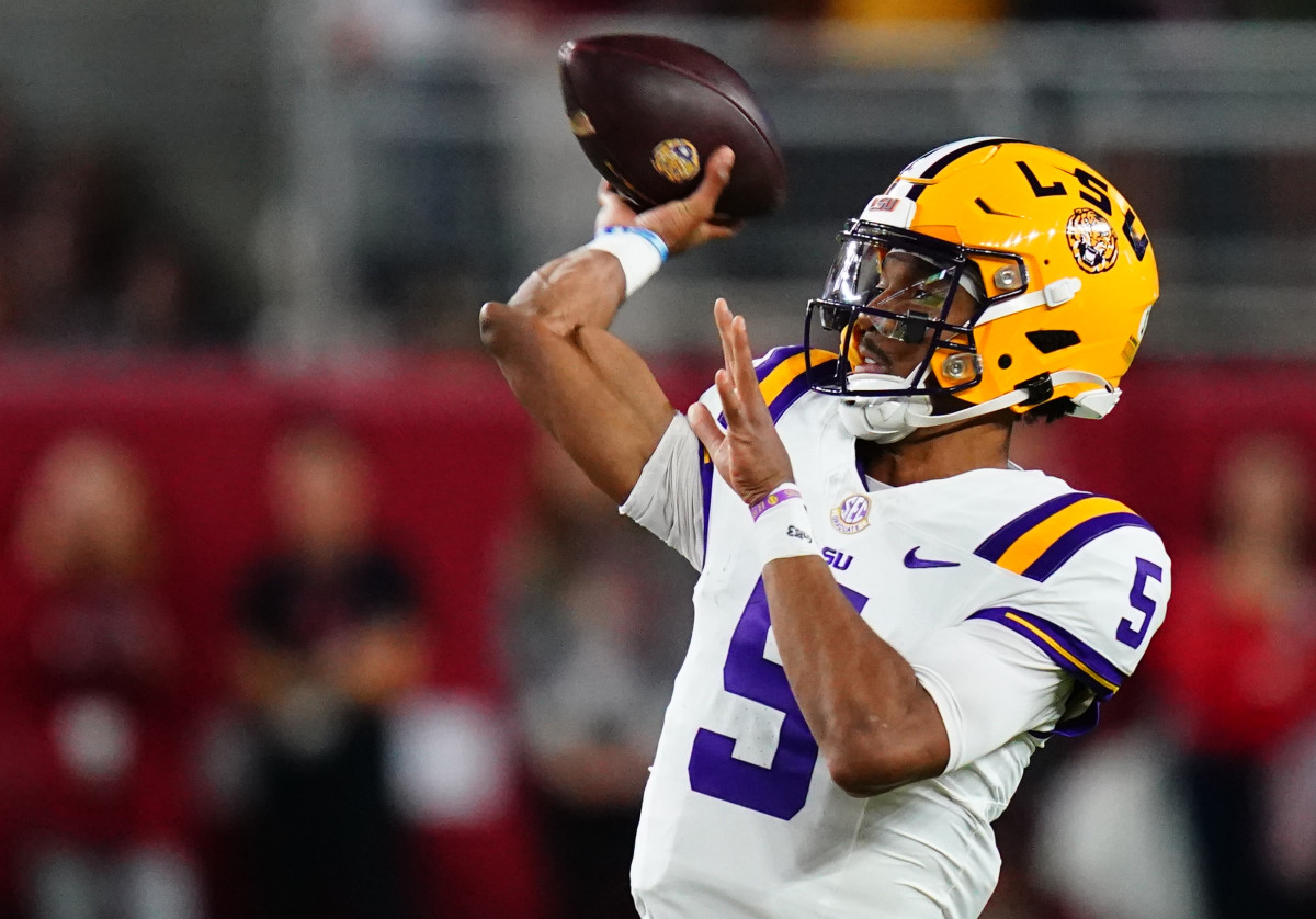 LSU QB Jayden Daniels Goes Viral For Potential Elbow Issue Before 2024 ...