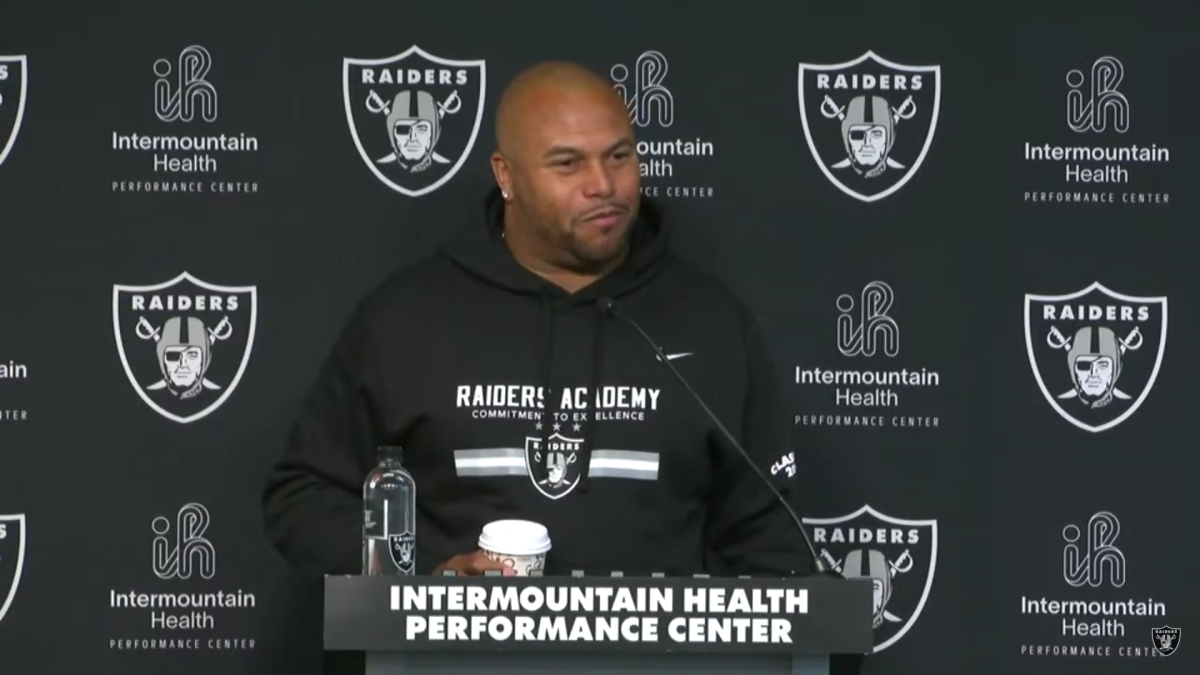 Raiders head coach Antonio Pierce gives the ultimate gift to his ...