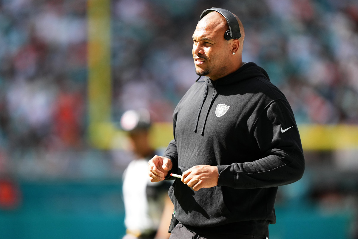 NFL Genius Has Very Different Thoughts On Raiders HC Antonio Pierce ...