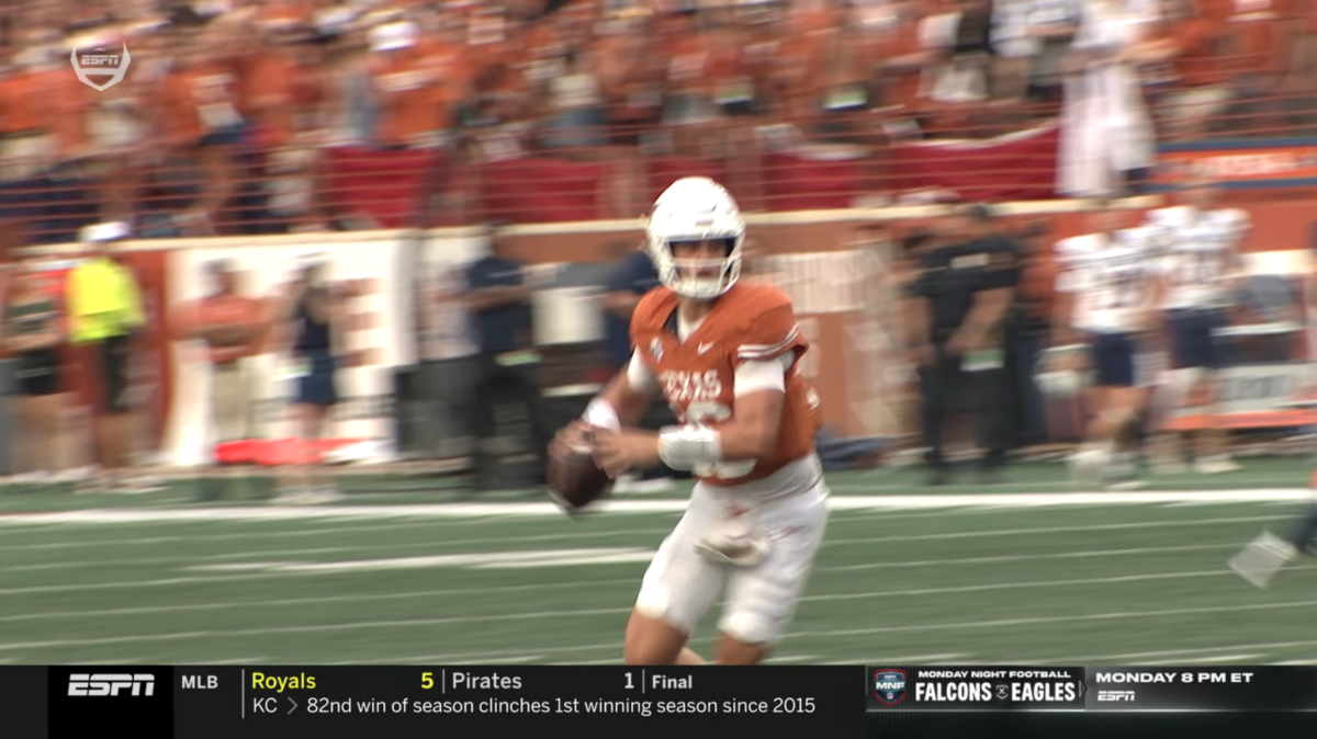 Texas QB Quinn Ewers hurt against UTSA, Arch Manning throws touchdown