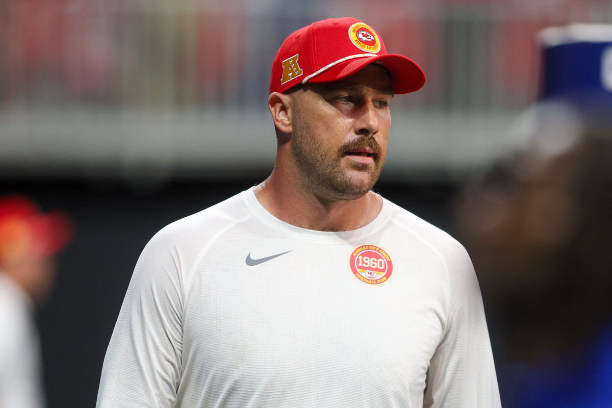 Sep 22, 2024; Atlanta, Georgia, USA; Kansas City Chiefs tight end Travis Kelce (87) prepares for a game against the Atlanta Falcons at Mercedes-Benz Stadium.